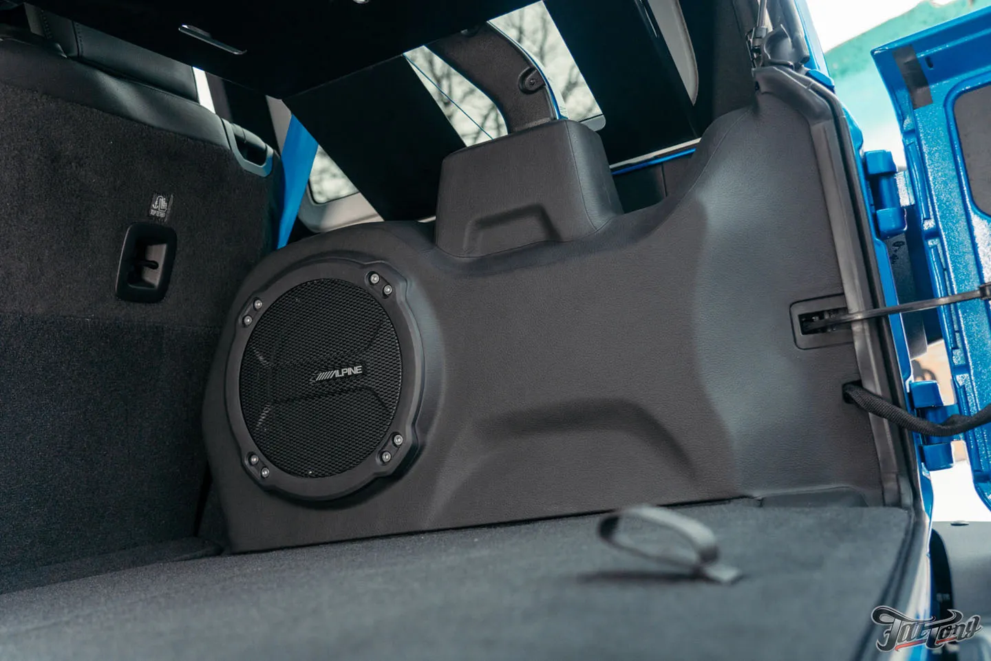 Прокачали Jeep Wrangler Rubicon, часть 2: установка цветных ремней безопасности, доработки по кузову. Как выглядит автомобиль после всех работ?